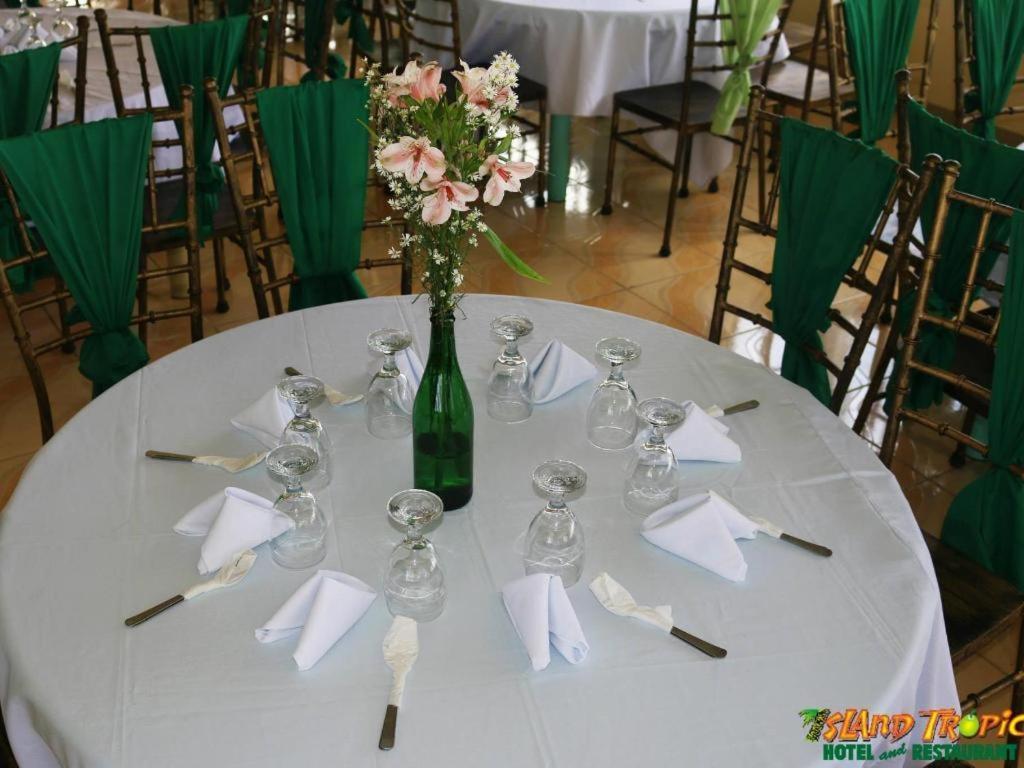 Island Tropic Hotel And Restaurant Alaminos Buitenkant foto